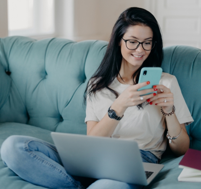 Mädchen_Sofa_Handy Mädchen_Sofa_Handy